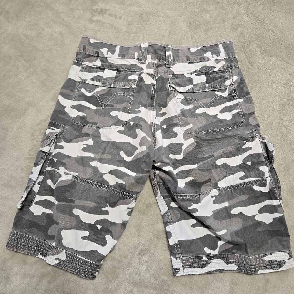 Levis Gray Camo Cargo Shorts Mens Size 32 Bermuda Style Utility Shorts Camoflage - Picture 2 of 8